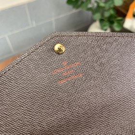 LV Кошелек-конверт, модель M63209 Этот кошелек в форме конверта
