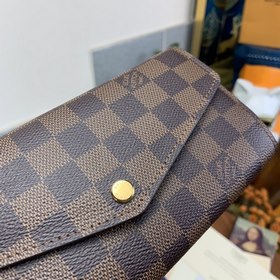 LV Кошелек-конверт, модель M63209 Этот кошелек в форме конверта