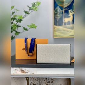 Кошелек LV, модель M81305 Этот кожаный кошелек изготовлен из мягк