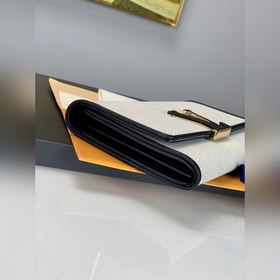 Кошелек LV, модель M81305 Этот кожаный кошелек изготовлен из мягк