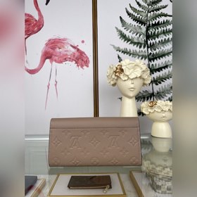 LV Кошелек Sarah в форме конверта, модель M64082, цвет： абрикосов