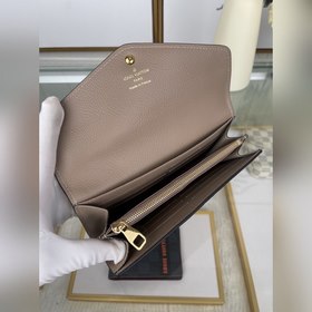LV Кошелек Sarah в форме конверта, модель M64082, цвет： абрикосов