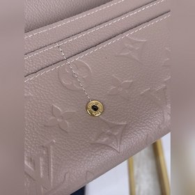 LV Кошелек Sarah в форме конверта, модель M64082, цвет： абрикосов