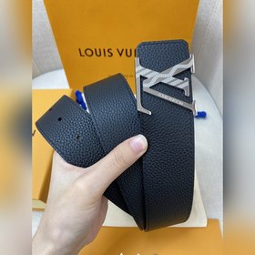 Пояс LOUIS VUITTON Этот пояс изготовлен из итальянской кожи, импо