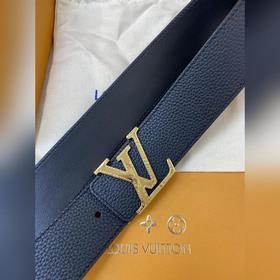 Пояс LOUIS VUITTON Этот пояс изготовлен из итальянской кожи, импо