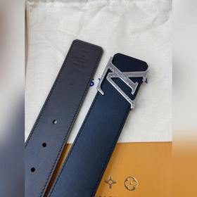 Пояс LOUIS VUITTON Этот пояс изготовлен из итальянской кожи, импо
