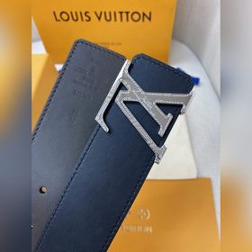 Пояс LOUIS VUITTON Этот пояс изготовлен из итальянской кожи, импо