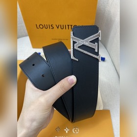 Пояс LOUIS VUITTON Этот пояс изготовлен из итальянской кожи, импо