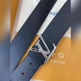 Пояс LOUIS VUITTON Этот пояс изготовлен из итальянской кожи, импо