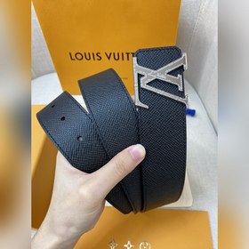 Пояс LOUIS VUITTON Этот пояс изготовлен из итальянской кожи, импо