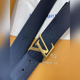 Пояс LOUIS VUITTON Этот пояс изготовлен из итальянской кожи, импо