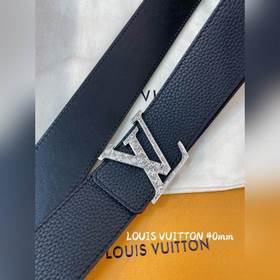 Пояс LOUIS VUITTON Этот пояс изготовлен из итальянской кожи, импо