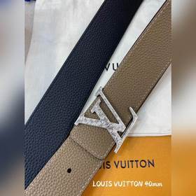 Пояс LOUIS VUITTON Этот пояс изготовлен из итальянской кожи, импо