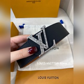 Пояс LOUIS VUITTON Этот пояс изготовлен из итальянской кожи, импо