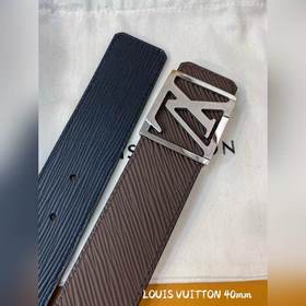 Пояс LOUIS VUITTON Этот пояс изготовлен из итальянской кожи, импо