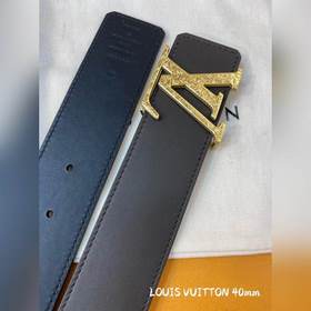 Пояс LOUIS VUITTON Этот пояс изготовлен из итальянской кожи, импо