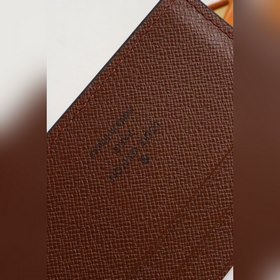 LV Модель M80770 Кошелек MULTIPLE Этот кошелек Multiple изготовл