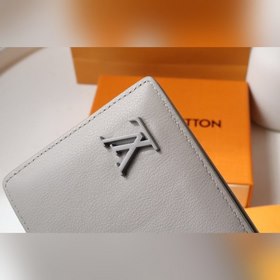 LV Multiple Кошелек Модель M81026 Изготовлен из специально обрабо