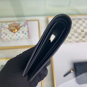 LV Multiple кошелек, модель M62901 Этот кошелек Louis Vuitton Mu