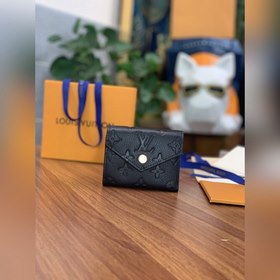 LV Zoé кошелек, модель M62935, черный Кошелек Zoé изготовлен из м