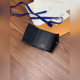 LV Zoé кошелек, модель M62935, черный Кошелек Zoé изготовлен из м