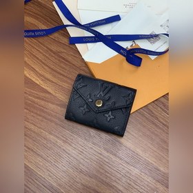 LV Zoé кошелек, модель M62935, черный Кошелек Zoé изготовлен из м