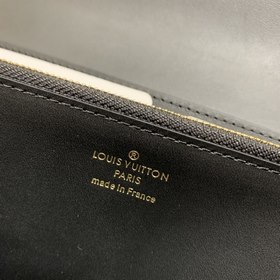 LV Модель M81305 Кожаный кошелек Эта модель изготовлена из мягко