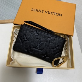 LV ключницы, модель M80879, . Эта ключница изготовлена из зернист