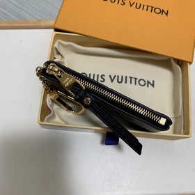 LV ключницы, модель M80879, . Эта ключница изготовлена из зернист