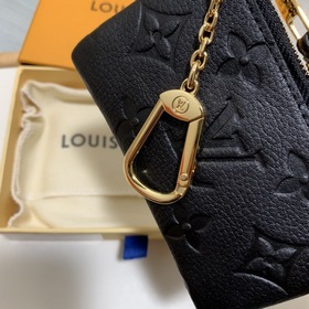 LV ключницы, модель M80879, . Эта ключница изготовлена из зернист