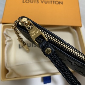 LV ключницы, модель M80879, . Эта ключница изготовлена из зернист