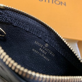 LV ключницы, модель M80879, . Эта ключница изготовлена из зернист