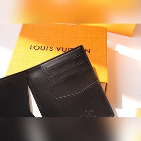 LV Карманный кошелек Модель M69044 Этот карманный кошелек изгото