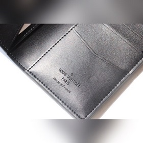LV Карманный кошелек Модель M69044 Этот карманный кошелек изгото