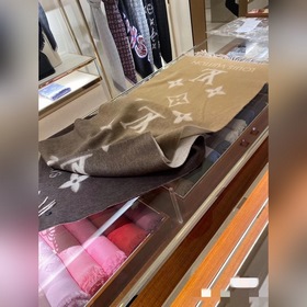 LV Шарф Reykjavik Gradient с буквой L из кашемира с градиентным