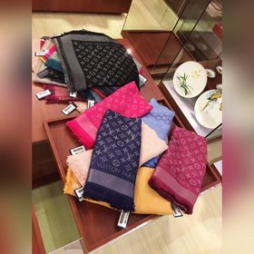 Louis Vuitton Серый серебряными нитями Классический квадратный ша