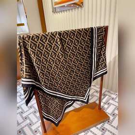 Классический шарф Fendi с узором виде старинного логотипа. Высоко