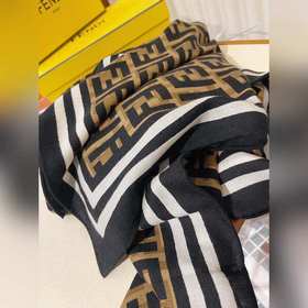 Классический шарф Fendi с узором виде старинного логотипа. Высоко