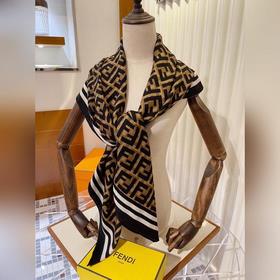 Классический шарф Fendi с узором виде старинного логотипа. Высоко