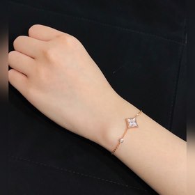 Браслет LV Blossom Создан в 1896 году Джорджем Луи Виттном. Нату