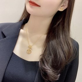 Серьги LV Iconic Классический шарм, воплощающий буквы бренда, дел