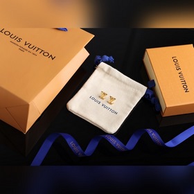 Серьги LV Iconic Классический шарм, воплощающий буквы бренда, дел