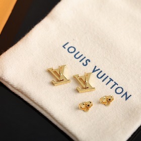 Серьги LV Iconic Классический шарм, воплощающий буквы бренда, дел