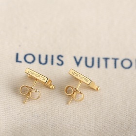 Серьги LV Iconic Классический шарм, воплощающий буквы бренда, дел