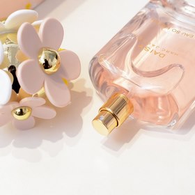 Название бренда： Marc Jacobs Розовый нежный аромат Daisy Eau So 