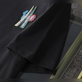 Moncler С круглым вырезом и короткими рукавами Эта модель Moncl