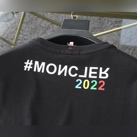 Moncler С круглым вырезом и короткими рукавами Эта модель Moncl
