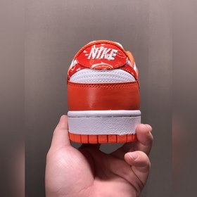 Nk Dunk Low Cashew White Orange SB с разорванной сеткой на носке,