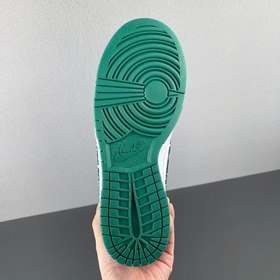 NIKE Dunk Бело-зеленые кроссовки Цветовая гамма： белый и зеленый.