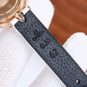 Часы Omega Seamaster «Dewdrop» сочетают в себе изящный дизайн и э